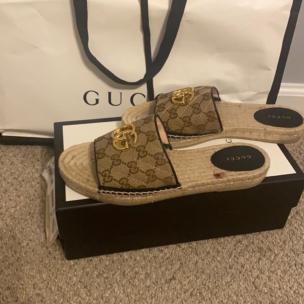 Authentic Gucci espadrilles !! Stylish 39.5 fits like size 9